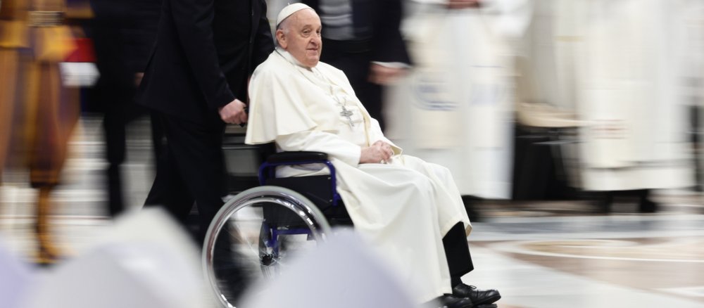 Papst Franziskus im Rollstuhl