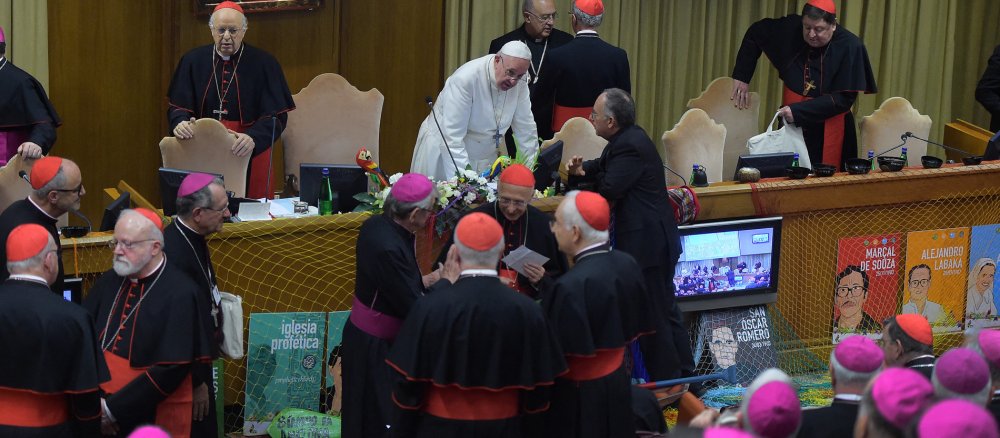Papst Franziskus, Kardinäle und Bischöfe stehen nach dem Ende der letzten Sitzung der Amazonas-Synode auf.