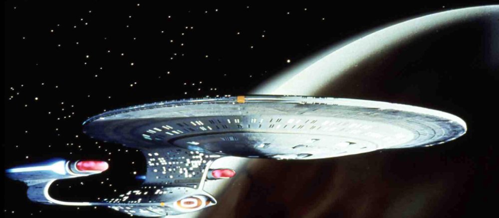 Das Raumschiff Enterprise aus der berühmten Serie "Star Trek", dahinter ein Planet.