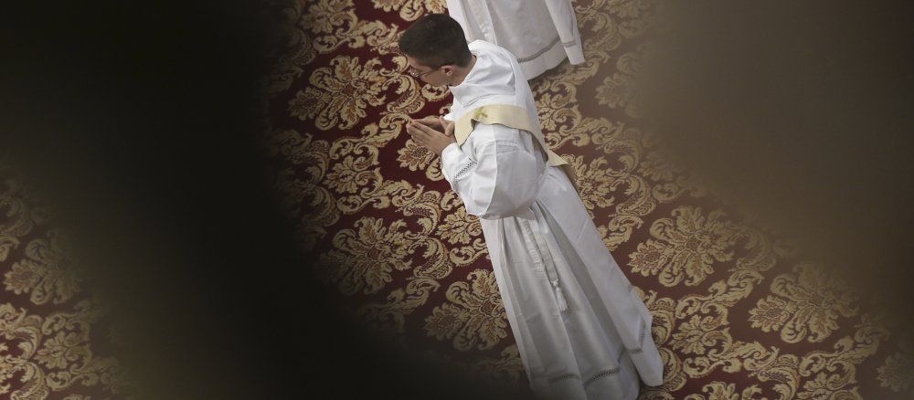 Ein Diakon erwartet im Petersdom den Empfang der Priesterweihe.