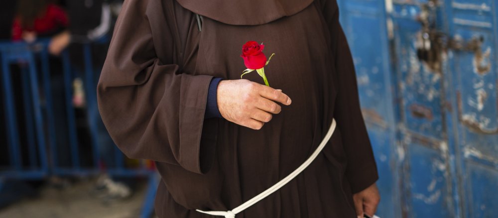 Ein Ordensmannmit einer Rose in der Hand