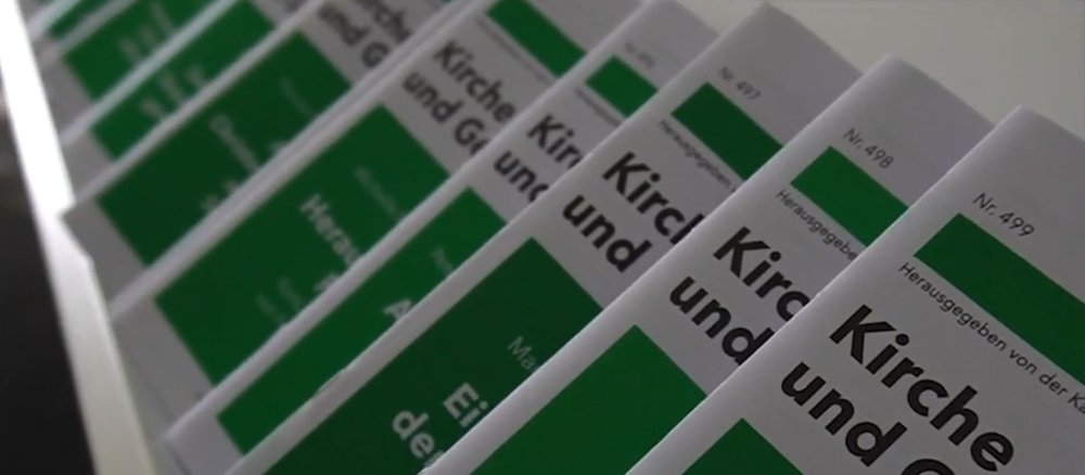 Ausgaben der "grünen Reihe" liegen nebeneinander