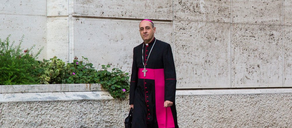 Víctor Manuel Fernández läuft mit einer Aktentasche durch den Vatikan