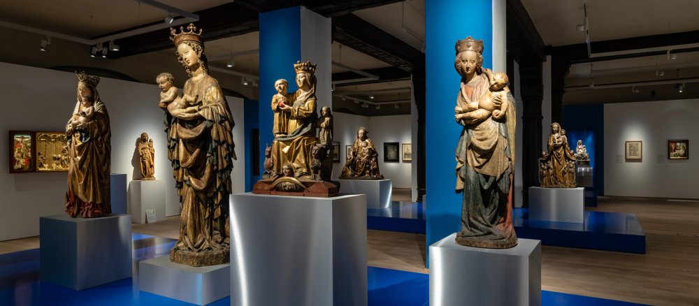 Mehrere Marientauen in einem Ausstellungsraum