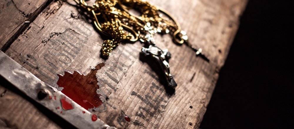 Ein Kreuz und ein Blutfleck