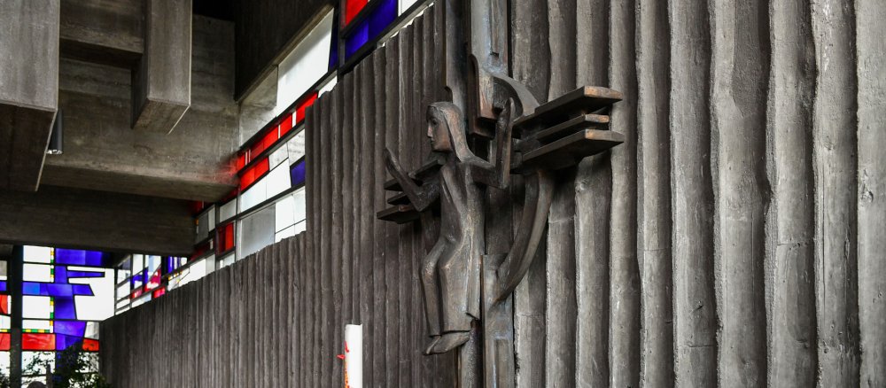 Kruzifix in der Kirche Johannes XXIII. der Katholischen Hochschulgemeinde (KHG) in Köln