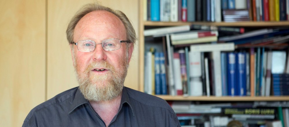 Wolfgang Thierse schaut in die Kamera. Im Hintergrund ein Regal mit Büchern.