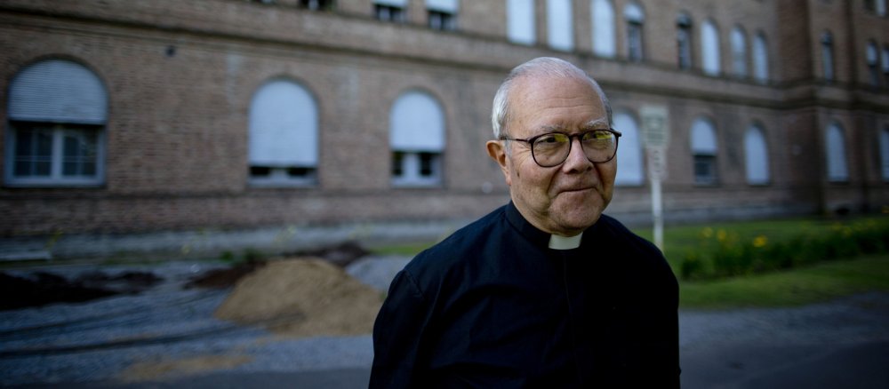 P. Juan Carlos Scannone SJ vor dem Colegio Maximo in Buenos Aires