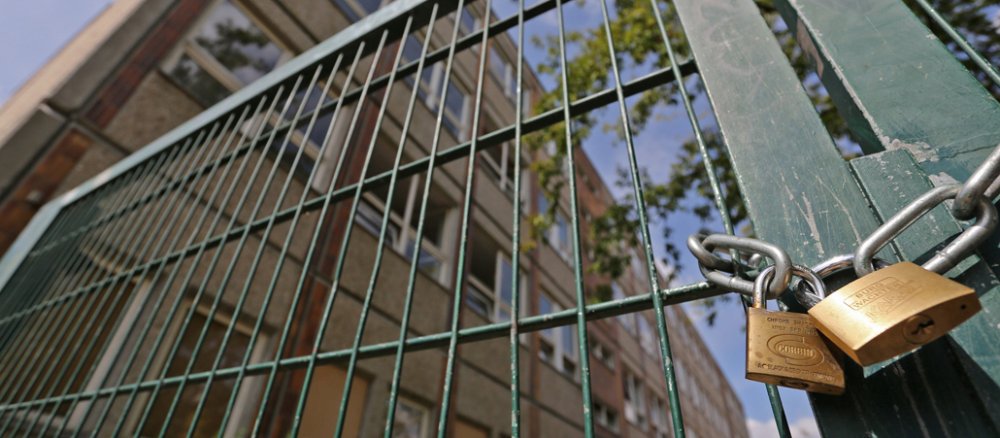 Eine Kette und ein dickes Vorhängeschloss veriegeln den Eingang zum Asylbewerberheim in Berlin-Hellersdorf.
