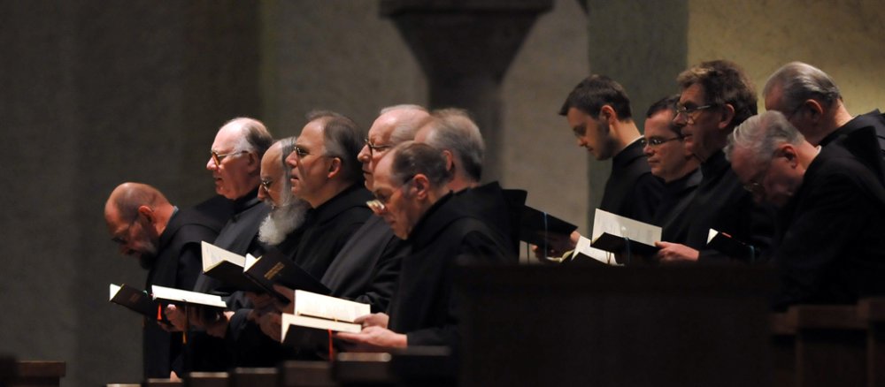 Benediktiner in der Abtei Münsterschwarzach beim Gebet.
