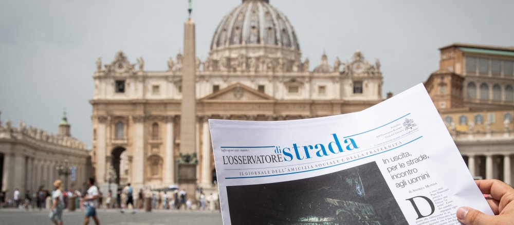 Eine Ausgabe der Straßenzeitung des Vatikan vor dem Petersdom