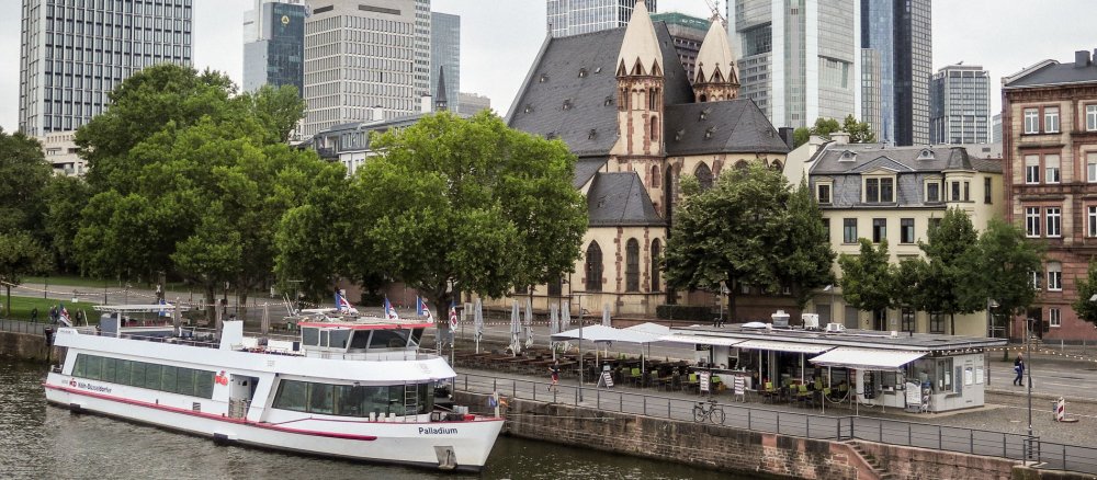 Kirche Sankt Leonhard vor Hochhäusern in Frankfurt am Main.