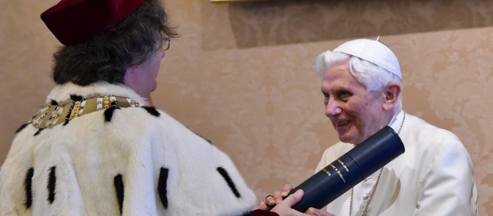 Benedikt XVI. erhält seine Ehrendoktorwürde.