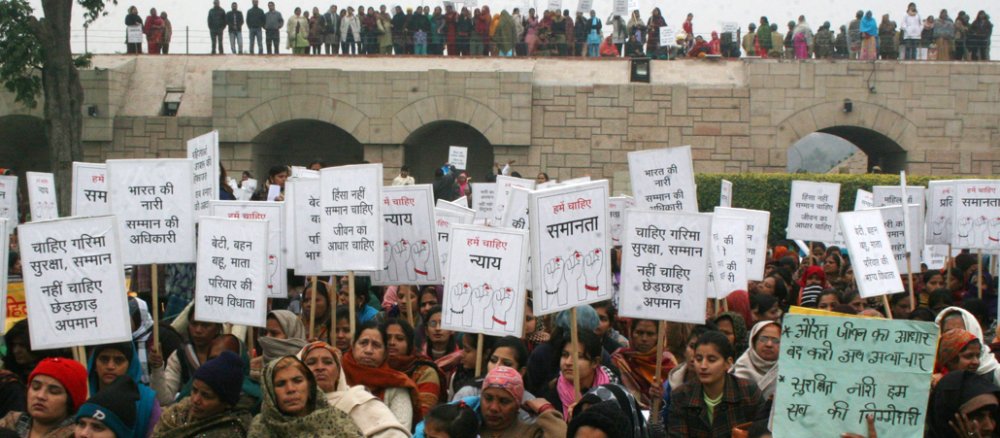 Zahlreiche Frauen gingen in Neu Delhi auf die Straße um für ihre Rechte und Schutz zu protestieren.