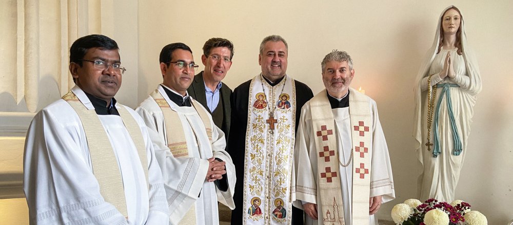 Fünf Männer neben der restaurierten Straubinger Madonna