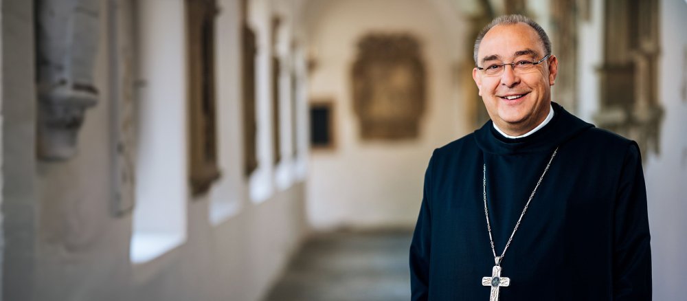 Porträtfoto von Bischof Dominicus Meier OSB im Benediktinerhabit mit Brustkreuz