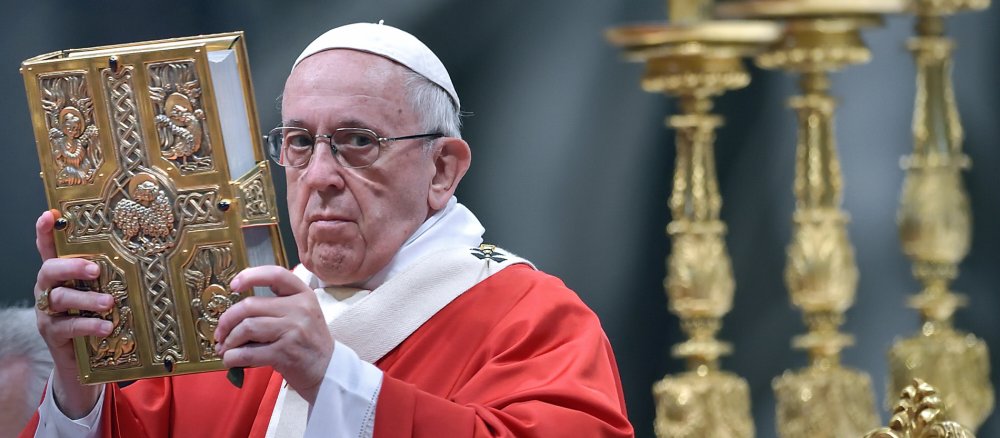 Papst Franziskus mit Evangeliar