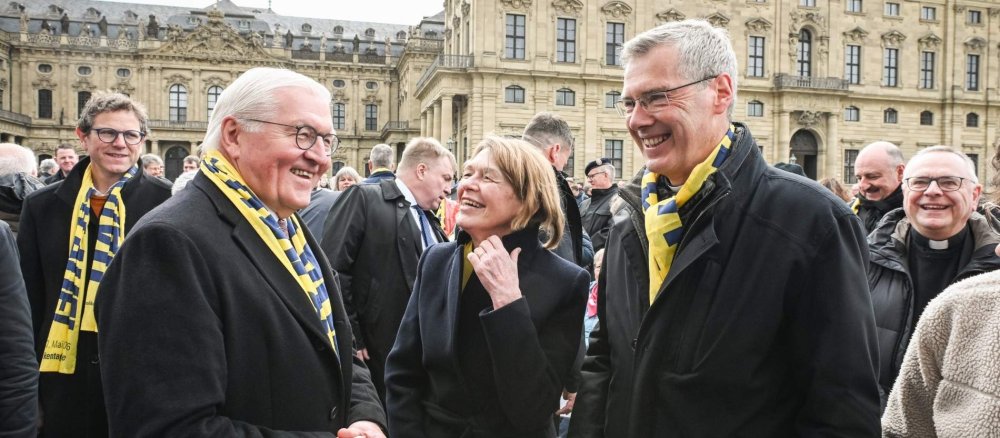 Frank-Walter Steinmeier, Elke Büdenbender und Bischof Heiner Wilmer lachen gemeinsam auf dem Katholikentag