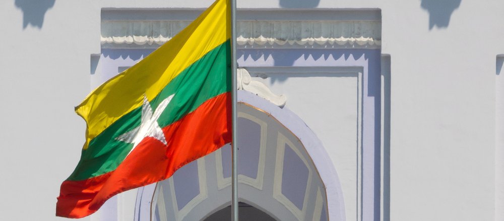Die Flagge von Myanmar weht vor dem Rathaus in Yangon