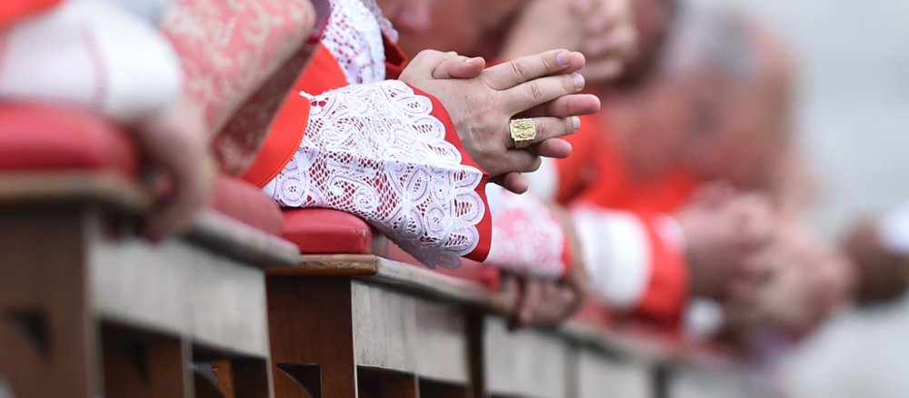 Kardinäle beten während eines Gottesdienstes auf dem Petersplatz.