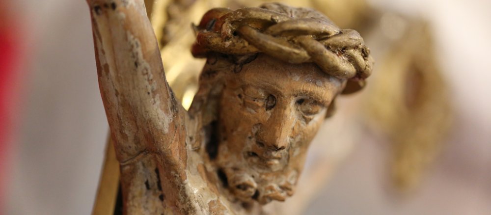 Detailaufnahme: Das Haupt des gekreuzigten Jesus
