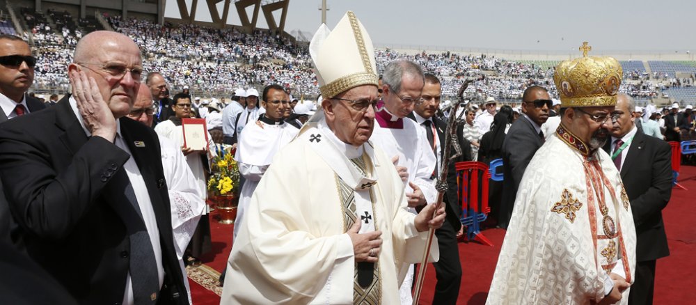 Papst Franziskus auf dem Weg zu einer großen Messe, in einem von den ägyptischen Luftstreitkräften errichteten Stadion im Osten Kairos, am 29. April 2017 zum Abschluss seines Ägyptenbesuchs.