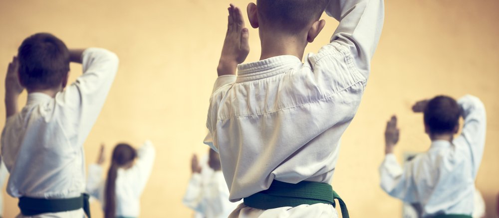 Kinder trainieren Karate