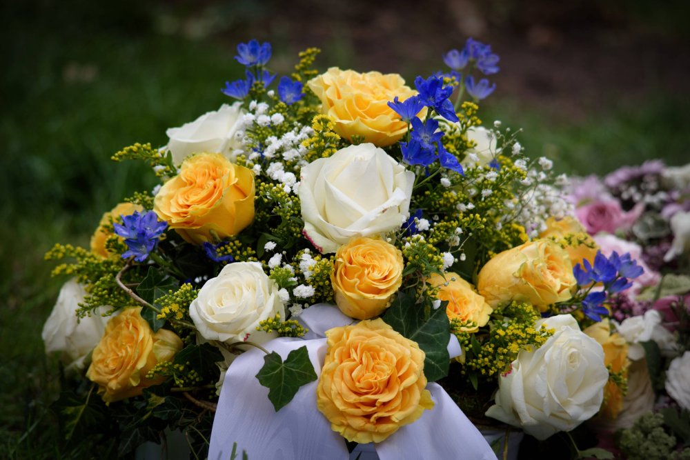 Eleganter Grabschmuck mit gelben und weißen Rosen
