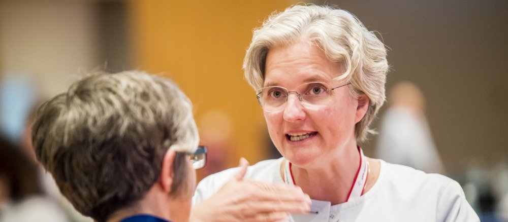 Charlotte Kreuter-Kirchhof im Gespräch beim Synodalen Weg