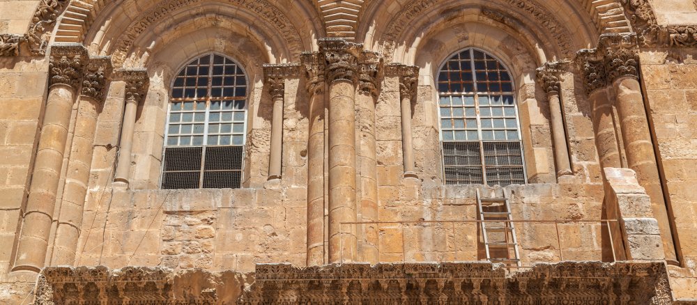 Detail der Fassade der Jerusalemer Grabeskirche.