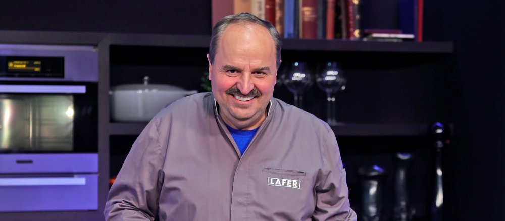 Johann Lafer steht in seinem modernen Fernsehstudio vor der Kamera.