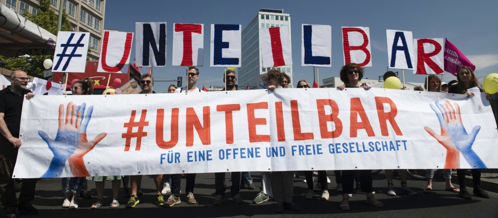 Das Banner der Demonstration "#unteilbar - Für eine offene und freie Gesellschaft".