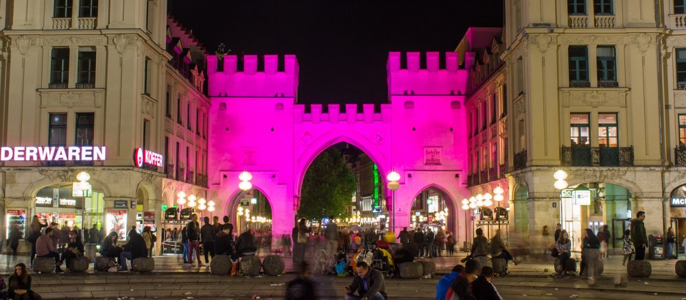 Das Karlstor in München ist anlässlich des Welt-Mädchentages pink beleuchtet