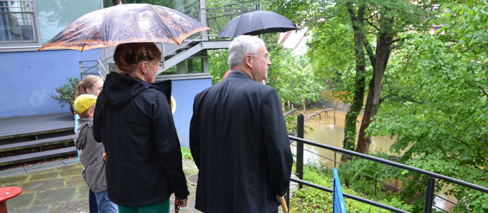 Bischof Heiner Koch besucht die sächsische Stadt Pirna nach der Hochwasserkatastrophe 2013.