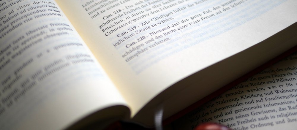 Das Gesetzbuch der Kirche ist bei can. 220 CIC aufgeschlagen, der den Schutz des guten Rufs und der Intimsphäre regelt.