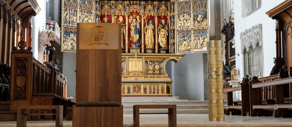 Kathedra vor Hochaltar im Eichstätter Dom