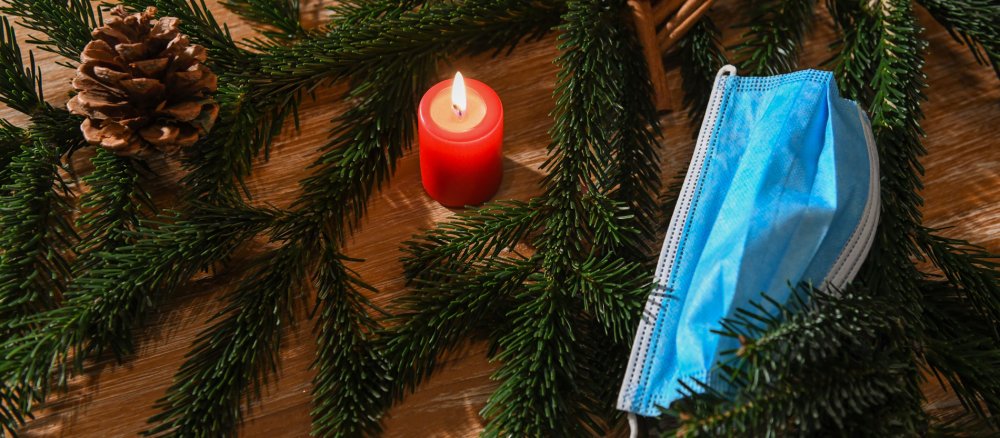 Mundschutz im Weihnachtsschmuck