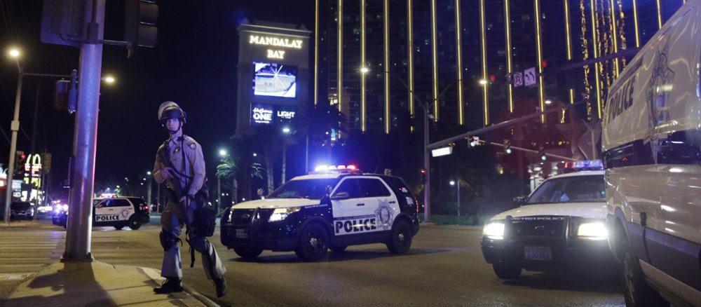 Polizisten sichern den Las Vegas Strip nach einem Attentat auf ein Country-Konzert ab.