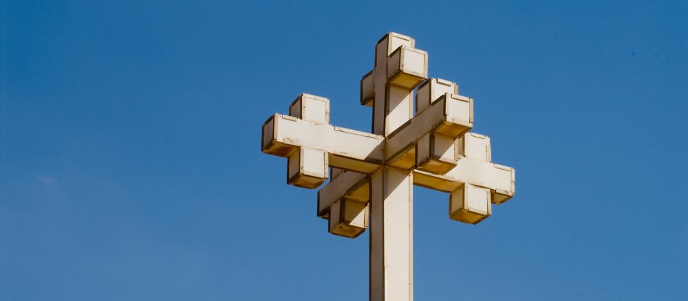 Ein koptisches Kreuz vor blauem Himmel.