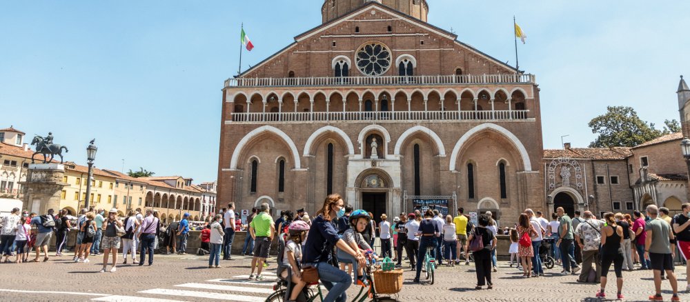 Pilger stehen auf dem Platz vor der Basilika di Sant Antonio in Padua