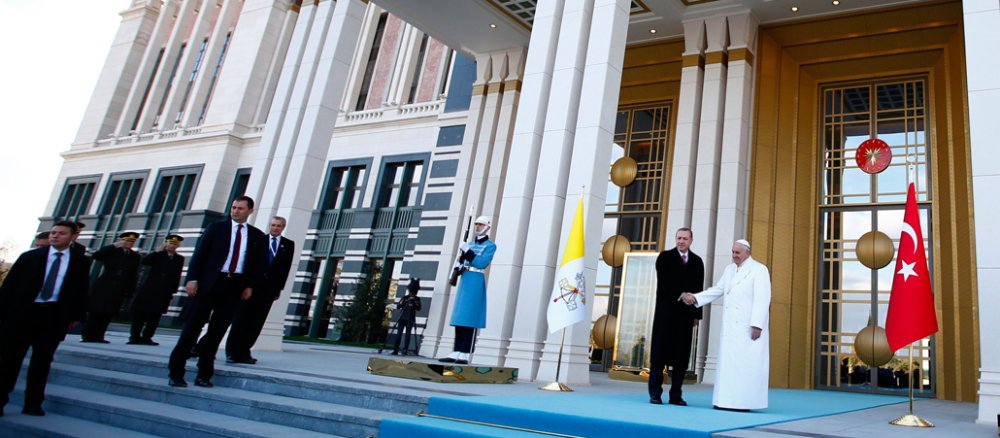 Papst Franziskus wird vom türkischen Präsidenten Recep Tayyip Erdogan im Präsidentenpalast in Ankara empfangen.