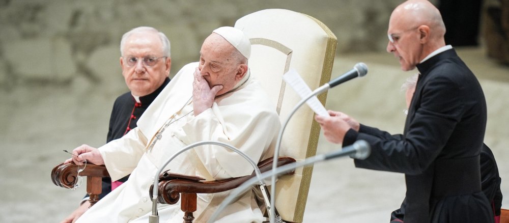 Papst Franziskus hustet, da er an Bronchitis erkrankt ist, Pater Pierluigi Giroli (r.) spricht, bei der Generalaudienz am 12. Februar 2025 im Vatikan.