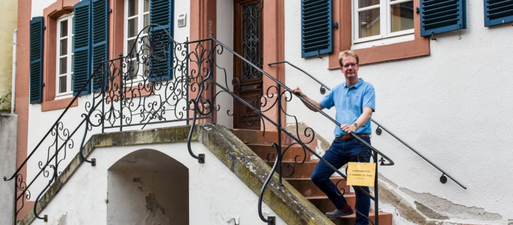 Der Arzt Christoph Goldbecker vor seiner Arztpraxis im Pfarrhaus