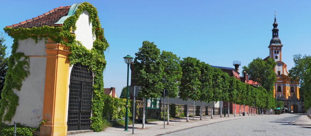 A Way of the Cross leads to the monastery church in Neuzelle, Brandenburg.