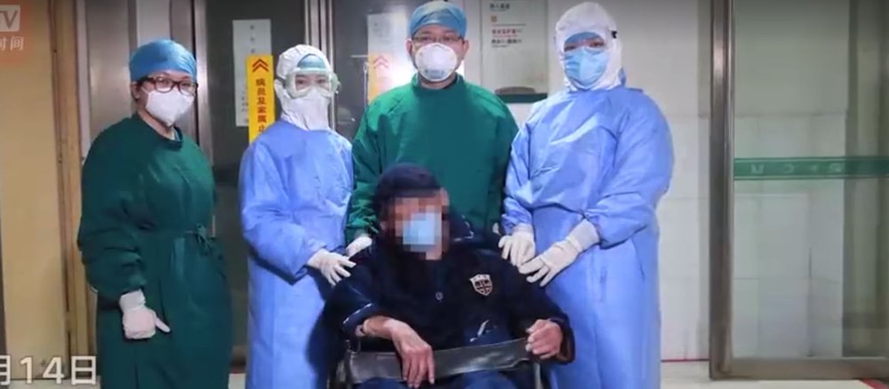 Screenshot aus einem chinesischen Fernsehbericht: Bischof Zhou im Kreise seiner Ärzte