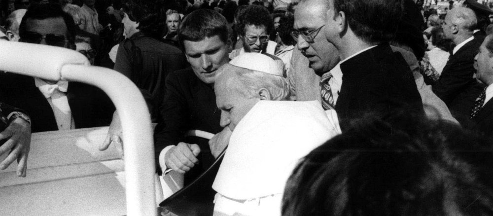 Attentat auf Papst Johannes Paul II. am 13. Mai 1981 durch den türkischen Terroristen Mehmet Ali Agca. Der Papst sinkt nach den Schüssen im Papamobil zusammen.