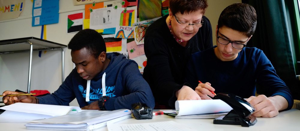 In der Thomas-Morus-Schule in Osnabrück werden Flüchtlingskinder in drei Gruppen in DAZ-Klassen (DaZ steht für Deutsch als Zweitsprache) unterrichtet.