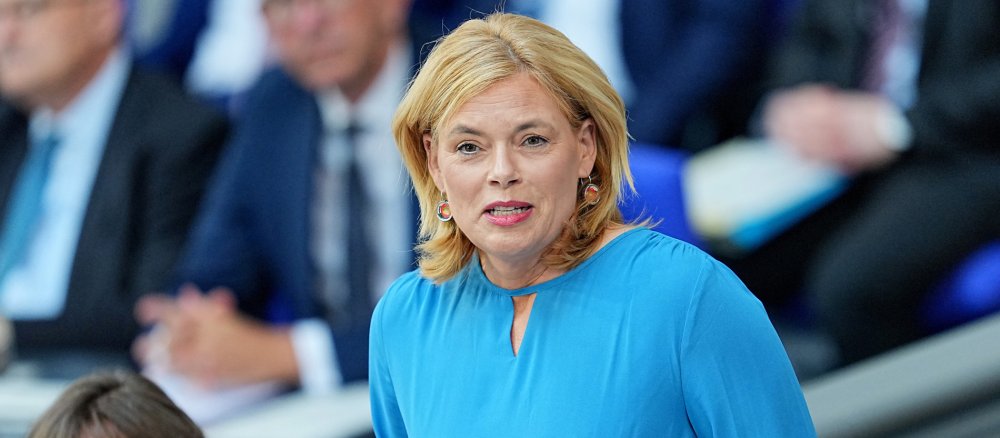Bundestagspräsidentin Julia Klöckner (CDU) spricht im Plenarsaal des Bundestages.