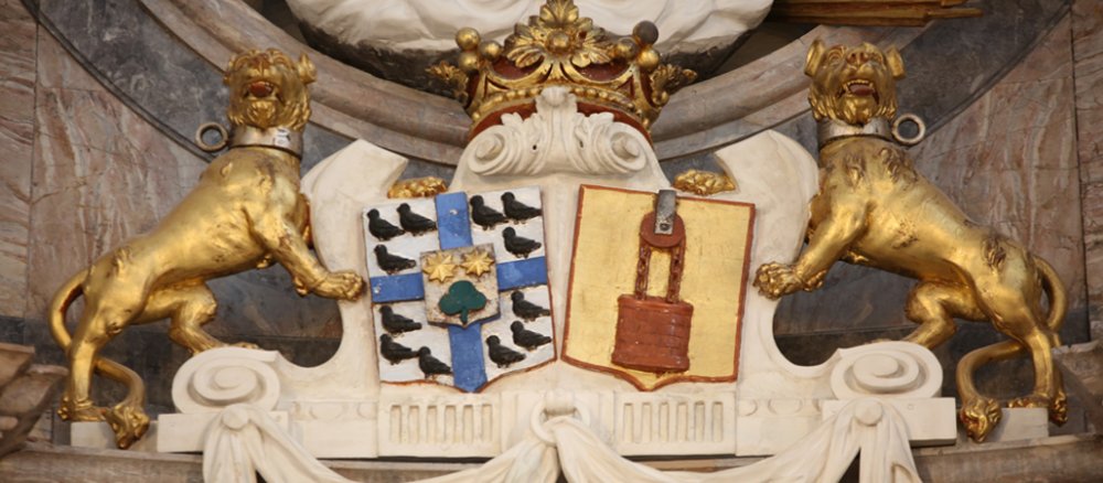 Die Familienwappen des Stifterehepaars von Groote (links) und zum Pütz am Hochaltar.