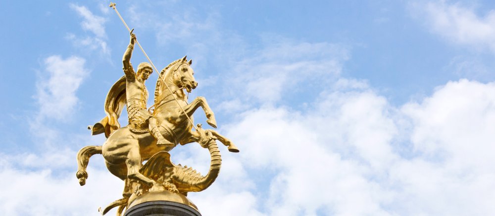 Eine goldene Statue des Heiligen Georgs.